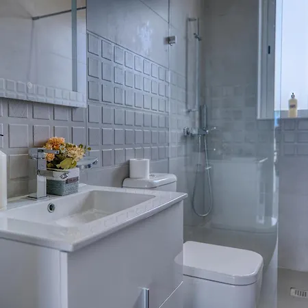 Bayview Penthouse With Seaviews - 2br *