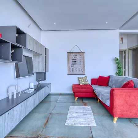 Bayview Penthouse With Seaviews - 2br *