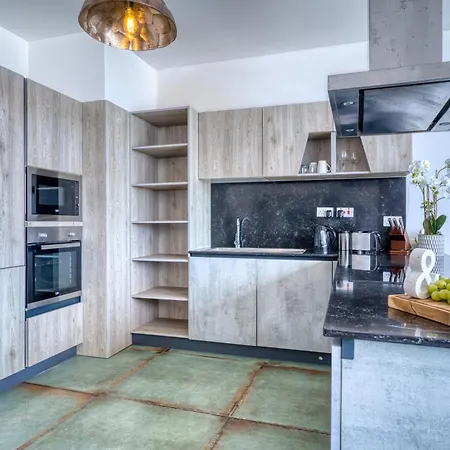 Bayview Penthouse With Seaviews - 2br *