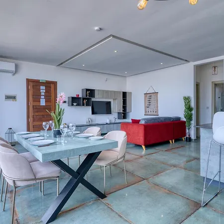 Bayview Penthouse With Seaviews - 2br Appartement *