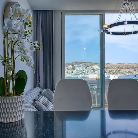 Bayview Penthouse With Seaviews - 2br *