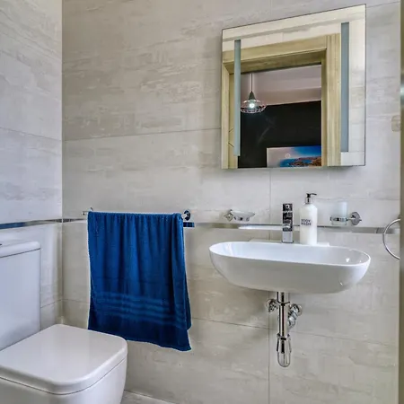 Bayview Penthouse With Seaviews - 2br