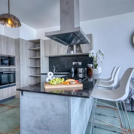 Bayview Penthouse With Seaviews - 2br 圣保罗湾城
