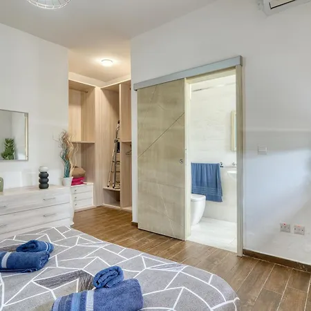 Bayview Penthouse With Seaviews - 2br
